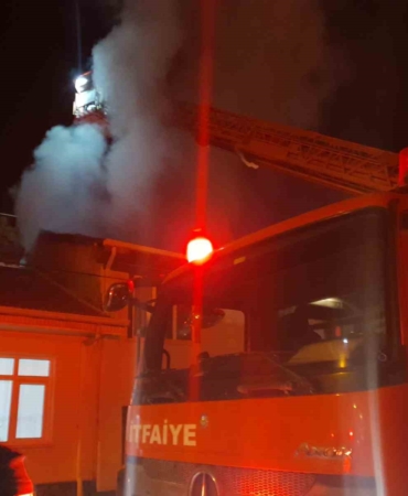 İnegöl’de 2 katlı ahşap bina alev alev yandı