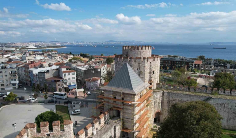 İstanbul siluetinin kaybolan parçaları tamamlanıyor: Tarihi Yedikule Hisarı’nın ilk külahı takıldı