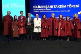 İstinye Üniversitesi Tıp Fakültesi Bilim Nişanı Stanford Üniversitesi’nden Prof. Dr. Michael Lim’e takdim edildi