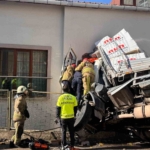 Kartal’da kontrolden çıkan tır eve girdi: 1 yaralı