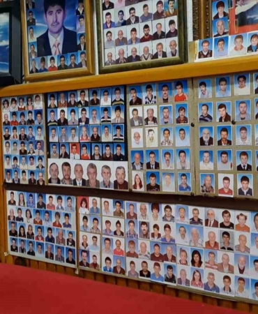 Müşterilerinin vesikalık fotoğraflarını 38 yıldır dükkanında sergiliyor