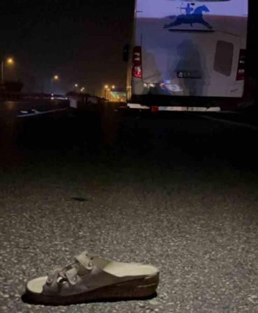 Otobanda yolun karşısına geçmek isteyen kadına otobüs çarptı: 1 ölü