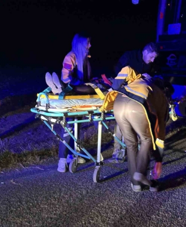 Otomobil ile otobüs çarpıştı: 2 yaralı