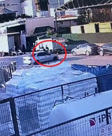 Otomobille çarpışan motosikletteki 2 kişinin yaralandığı anlar kamerada