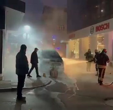 Park halindeki araçta yangın çıktı