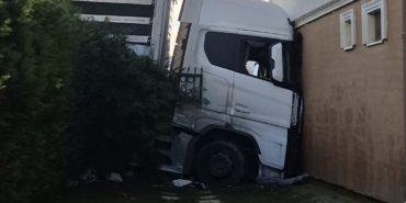 Silivri’de faciadan dönülen kaza kamerada: Park halindeki tır freni boşalınca binaya çarptı