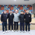 Sultangazi Belediye Başkanı Abdurrahman Dursun gençlerle bir arada