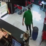 Sultangazi’de bir hırsız geri dönüşüm yalanı ile varil dolusu yağ çaldı: O anlar kamerada