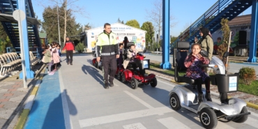 Sultangazili çocuklara uygulamalı deprem ve güvenli trafik eğitimi