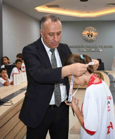 Taekwondo ve Yüzme Sporcuları, Balıkesir’de Ödüllendirildi