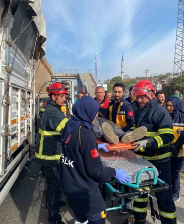 Yalova’da kamyonet kamyona arkadan çarptı: 1 yaralı