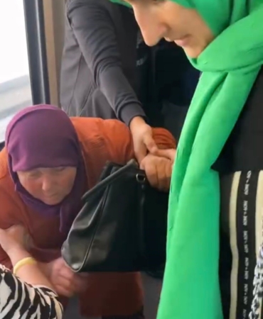Yaşlı kadın toplu taşımada yer alamayınca baygınlık geçirdi