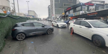 Aracını yolun ortasına park eden sürücü hastane yolunu kapattı