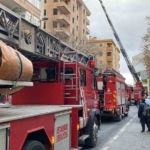 Ataşehir’de 8 katlı metruk binanın çatısı alev alev yandı