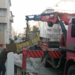 Ataşehir’de kum yüklü kamyon yan yattı