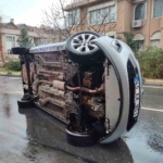 Bakırköy’de sürücüsünün kontrolünden çıkan araç yan yattı