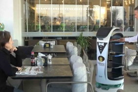 Bursa’da kebap salonunda garson robotlar çalışıyor