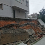 Çekmeköy’de istinat duvarı çöktü: Otomobil zarar gördü