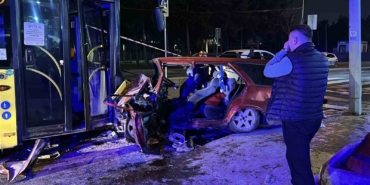 Eyüpsultan’da otomobil ile İETT otobüsünün çarpıştığı kazada 2 kişi hayatını kaybetti