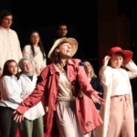 Kuşaklar arası köprü kuran mizah dolu ‘Ah Şu Gençler’ tiyatro oyunu sahne almaya devam ediyor