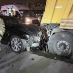 Zeytinburnu E-5’te otomobil polis aracına çarptı: 3 yaralı