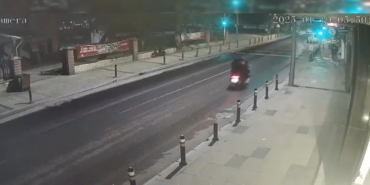 Fatih’te iş yerine silahlı saldırı kamerada: Şüpheliler kısa sürede yakalandı