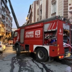 Gaziosmanpaşa’da binanın çatısı alev alev yandı