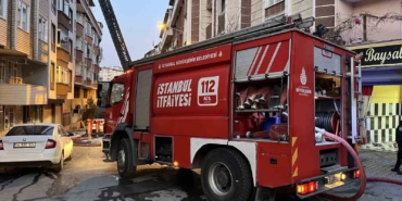 Gaziosmanpaşa’da binanın çatısı alev alev yandı