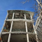 Sarıyer’de yıkılma tehlikesi olan asırlık bina korkutuyor