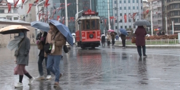 Taksim’de soğuk ve yağışlı hava etkisini sürdürüyor