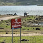 Uyarı levhaları hedef tahtasına döndü, delik deşik olan levhalar böyle görüntülendi