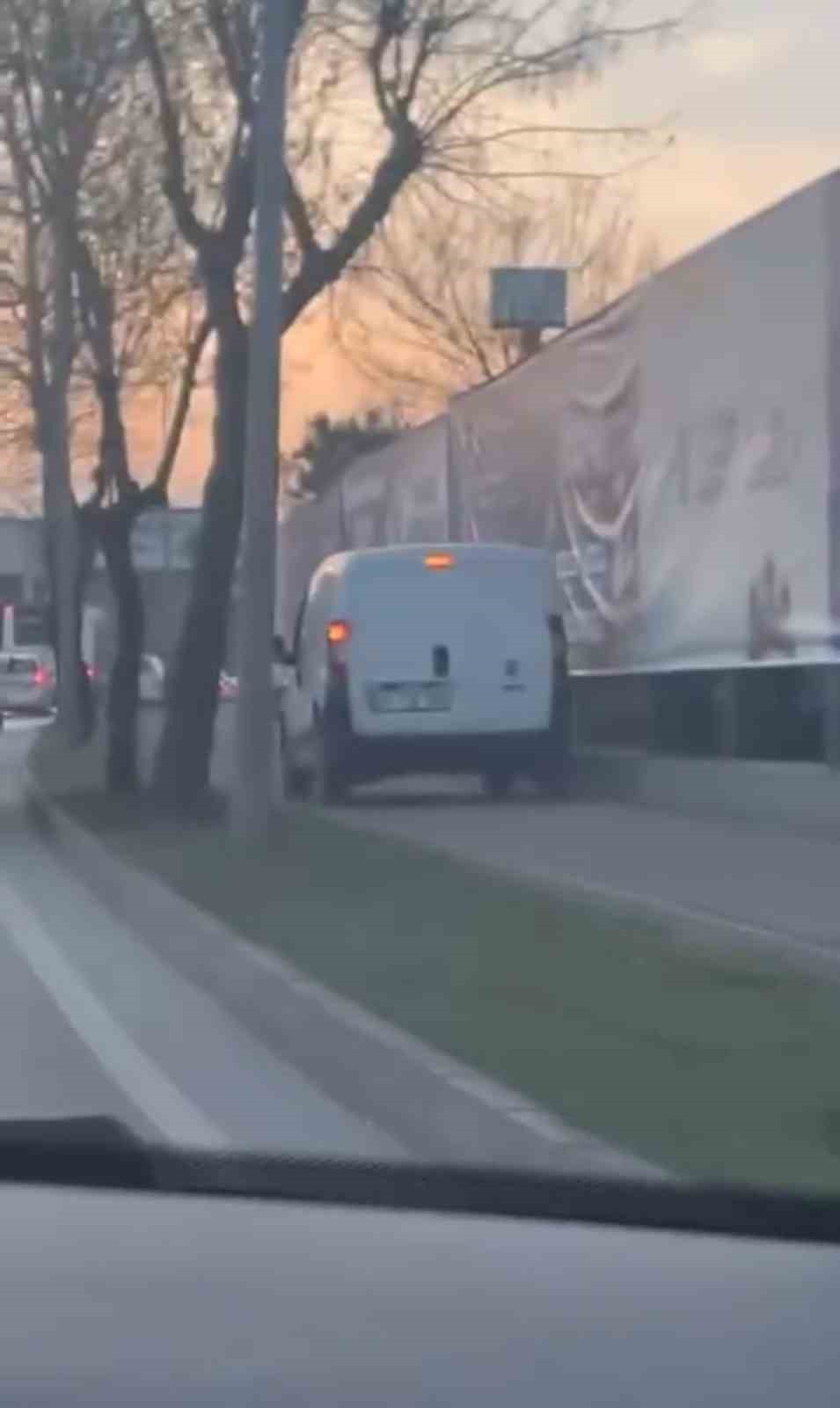 Trafikten kaçmak için kaldırımı kullandı