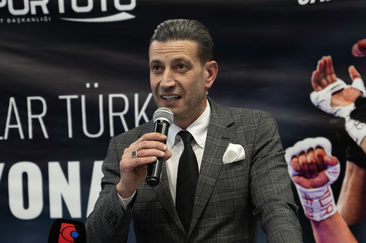 Suat Hekimoğlu: "IBA istediğine madalya veriyor"