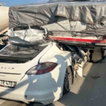Tırın altına giren lüks otomobil hurdaya döndü: 1 ağır yaralı