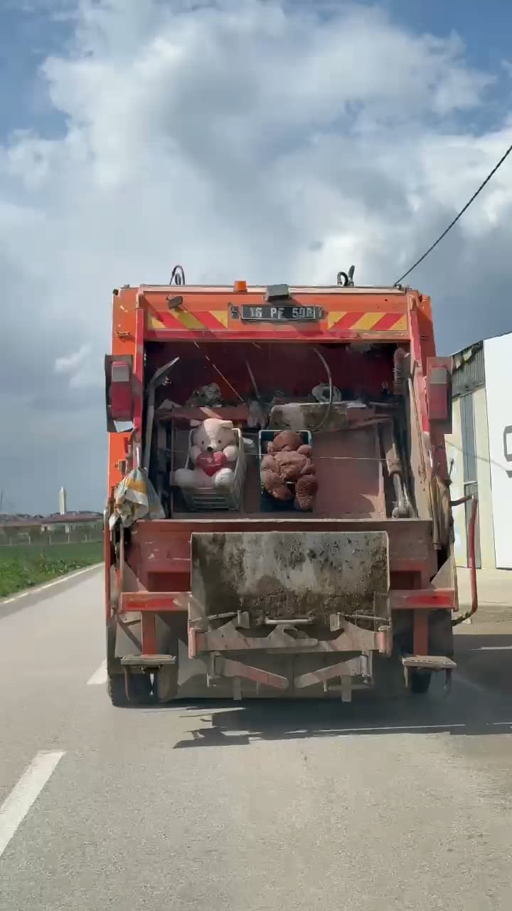 Çöp kamyonuna bakan hayrete düştü