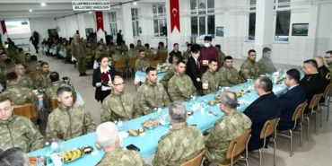 Vali Soytürk ve 1. Ordu Komutanı Orgeneral Tokel Mehmetçik ile iftar yaptı