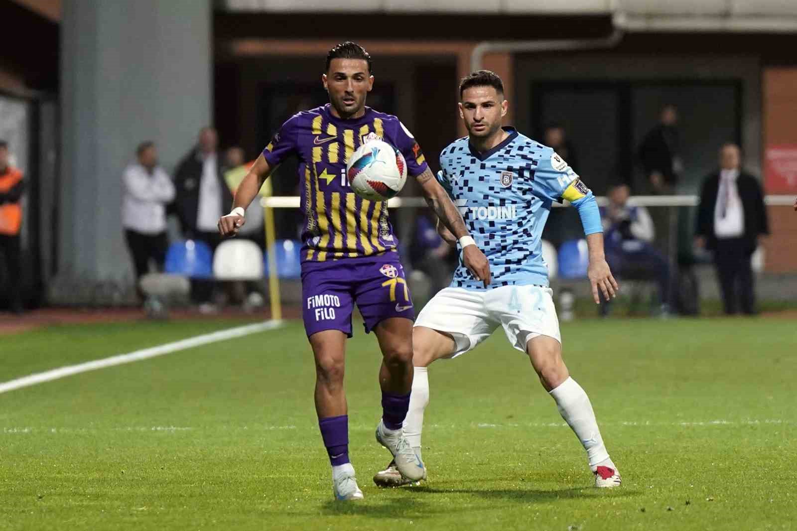 Trendyol Süper Lig: Eyüpspor: 1 - Başakşehir: 1 (İlk yarı)