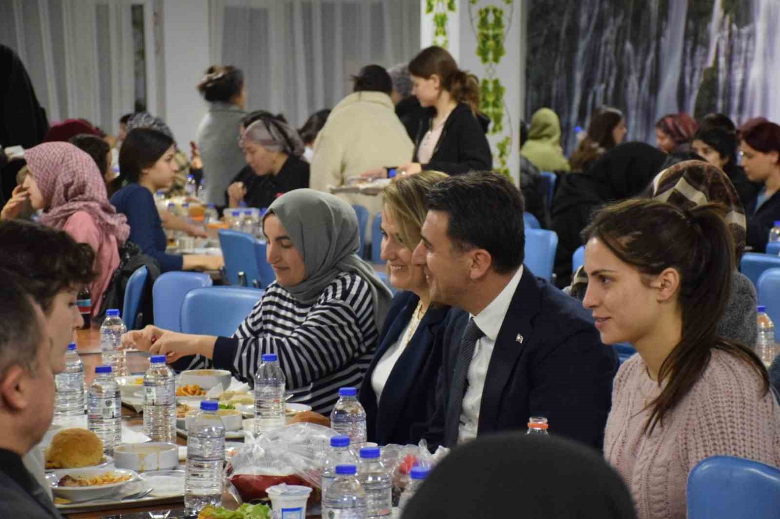 Vali öğrencilerle iftarda buluştu