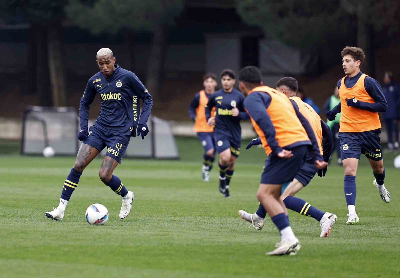 Fenerbahçe, milli oyuncularından yoksun çalıştı