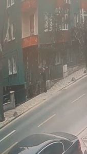 Esenler’de dehşet anları kamerada: Kayınpederini silahla vurarak kaçtı