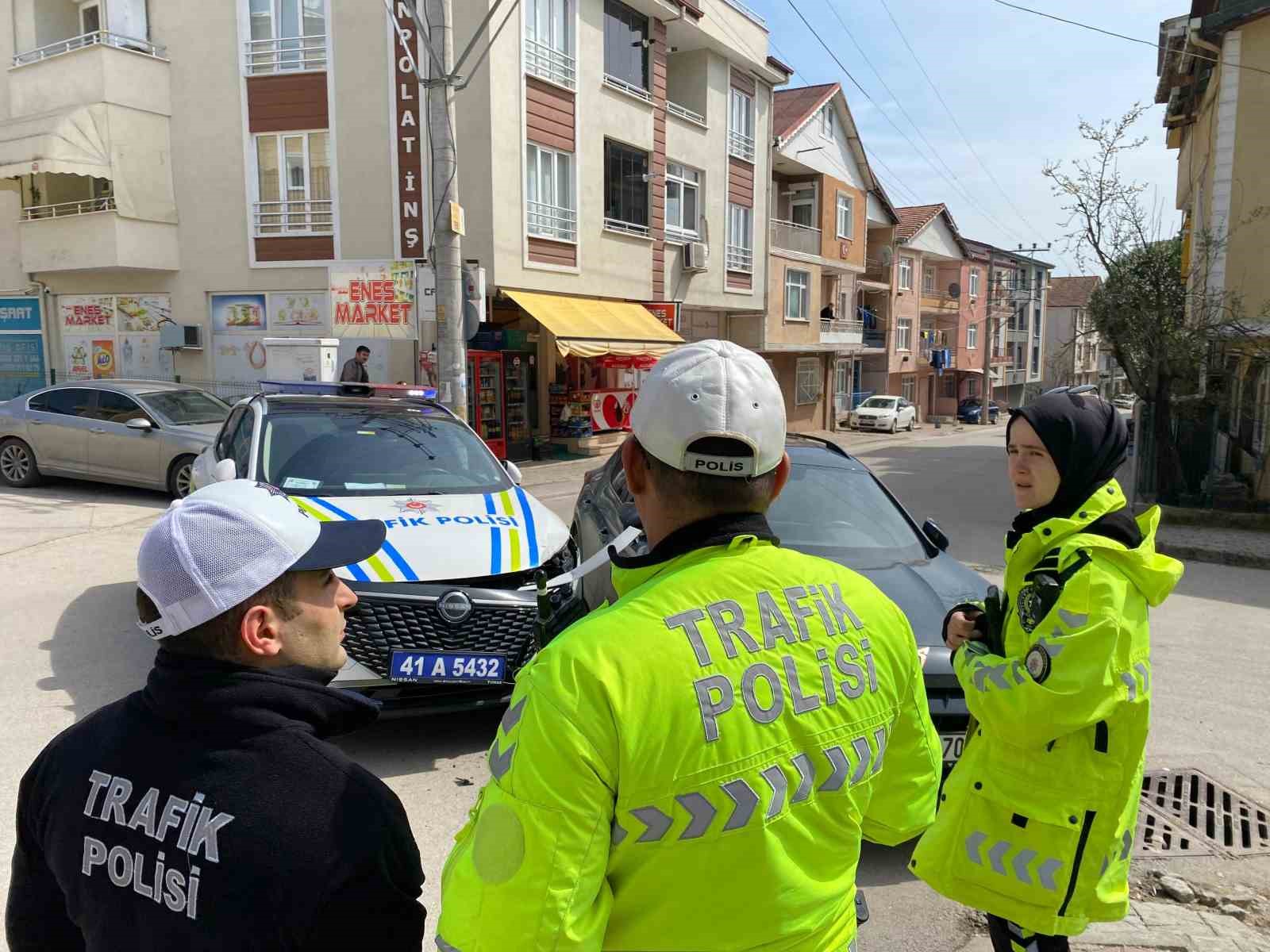 Polis otosu ile otomobil çarpıştı, şans eseri yaralan olmadı