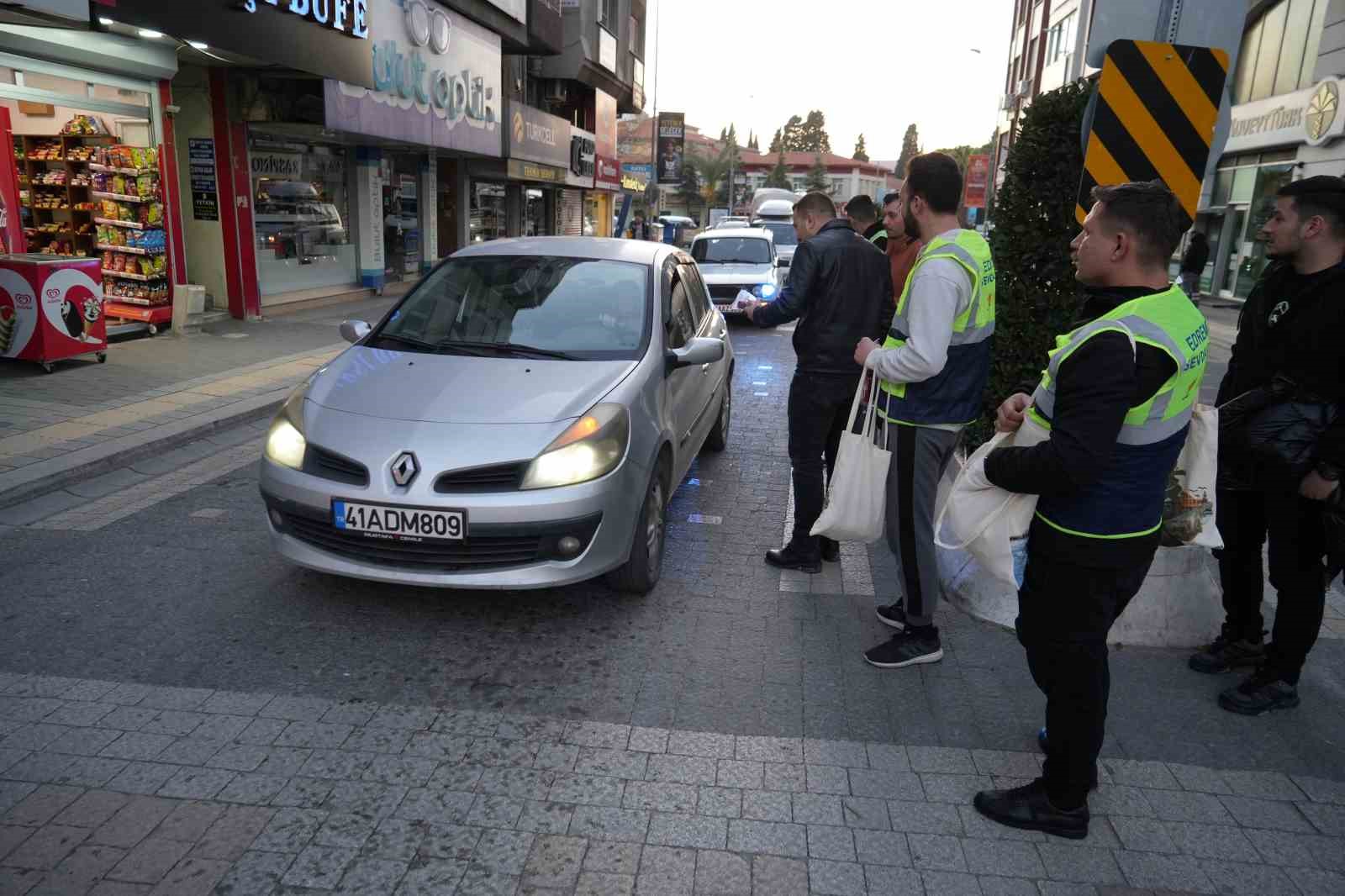 Gençlerden "İftara Beş Kala" etkinliği