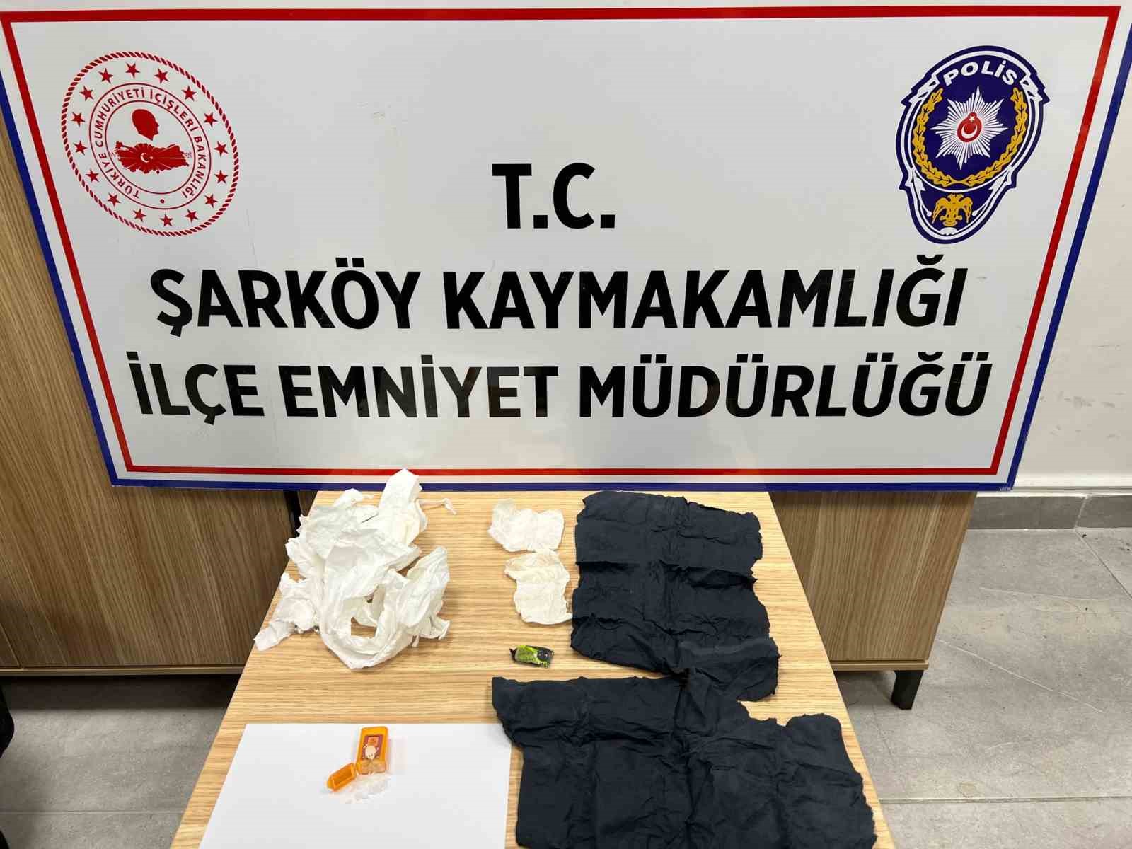 Peçeteye madde emdirmişler: Uyuşturucuya peçeteli kamuflaj