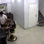 Kuaförde köpek korkusu berberi komedi sahnesine çevirdi