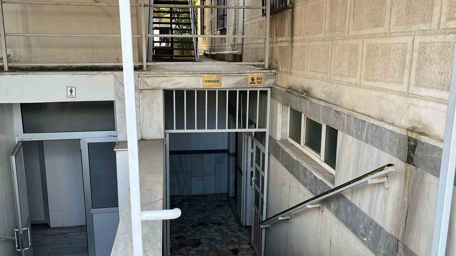 Cami tuvaletinde silahla vurulmuş halde bulundu