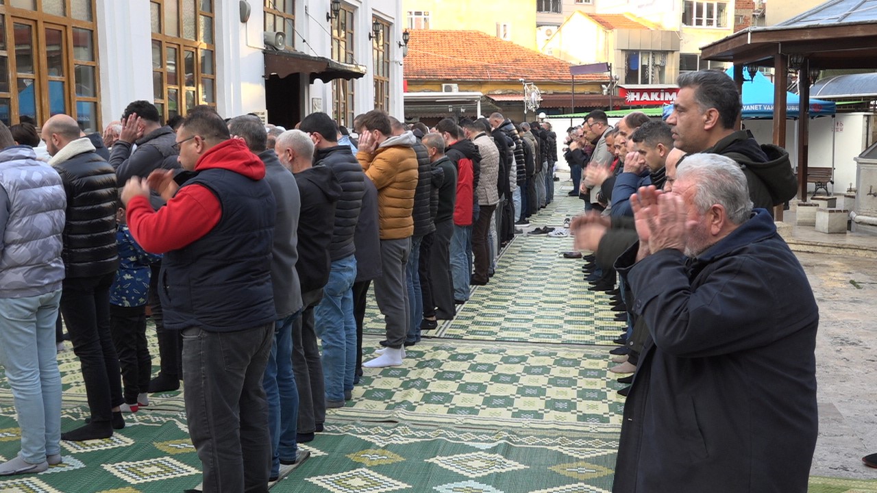 Kırklareli’nde Ramazan Bayramı’nda vatandaşlar camilere akın etti