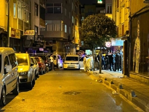 Bağcılar’da motosikleti şüpheliler iki kişiye silahlı saldırı düzenledi: 1 ölü, 1 yaralı