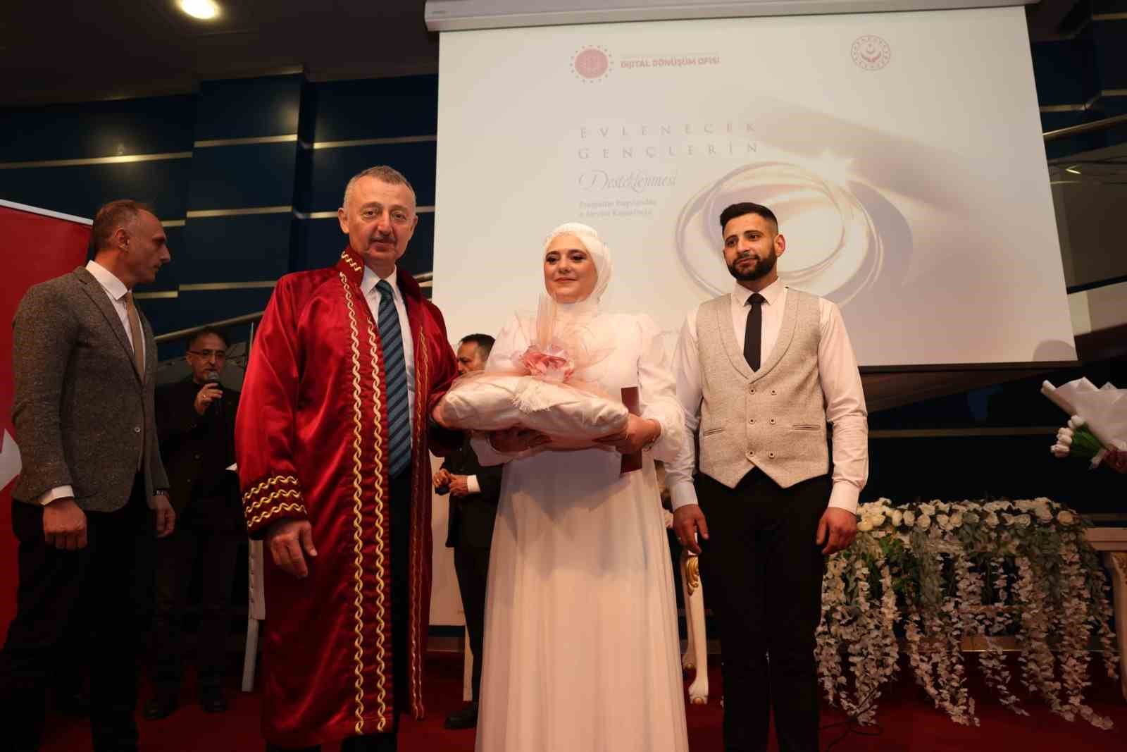 Genç çiftlere büyük destek: Çeyiz paketiyle evlenip, Togg’a bindiler