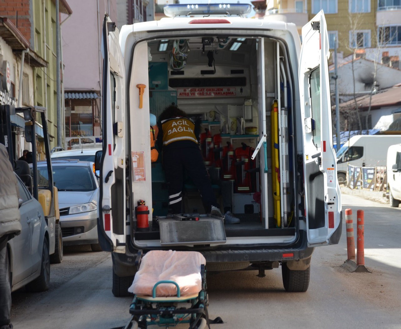 Direksiyon hakimiyetini kaybetti, park halindeki araca çarptı