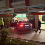 Kontrolden çıkan otomobil 3 kişiye çarpıp markete daldı: O anlar kamerada
